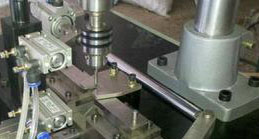 使用全自動(dòng)鉆孔機(jī)，有效的提高生產(chǎn)的效率